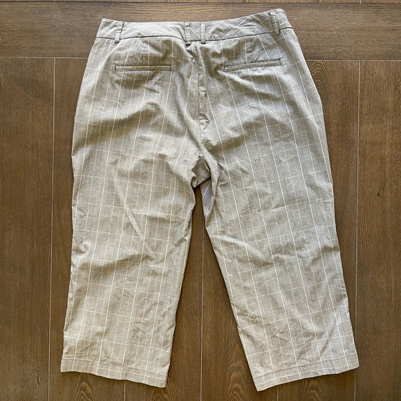 Dockers Women’s Capri Plaid Pants.  Size 12P - Picture 7 of 10